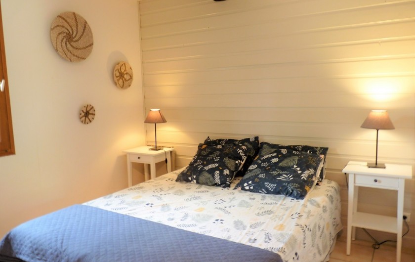 Location de vacances - Villa à Labeaume - chambre grise lit en 160 x 200 moustiquaire