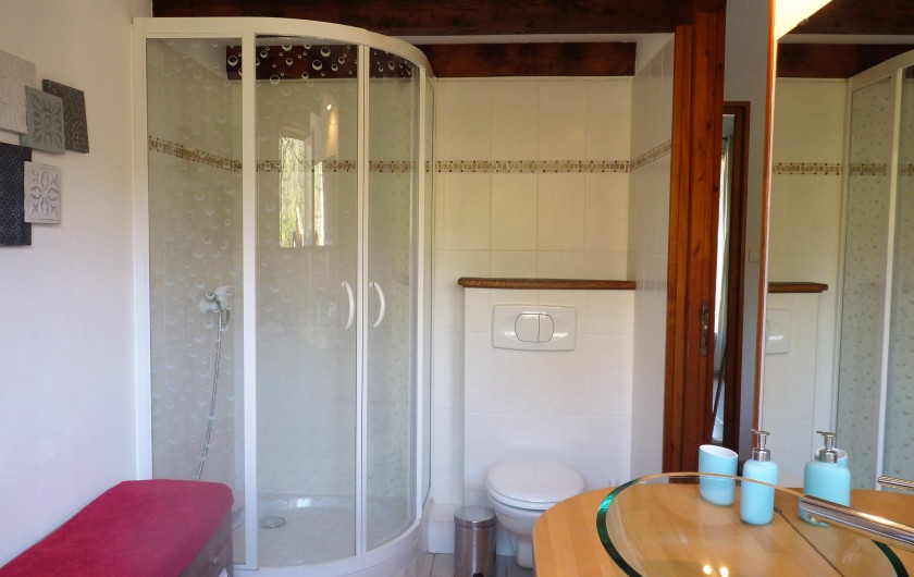 Location de vacances - Villa à Labeaume - salle de douche commune à la chambre grise et enfants
