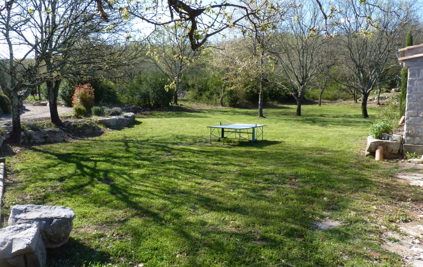 Location de vacances - Villa à Labeaume - arrière maison avec sa  table  de ping-pong