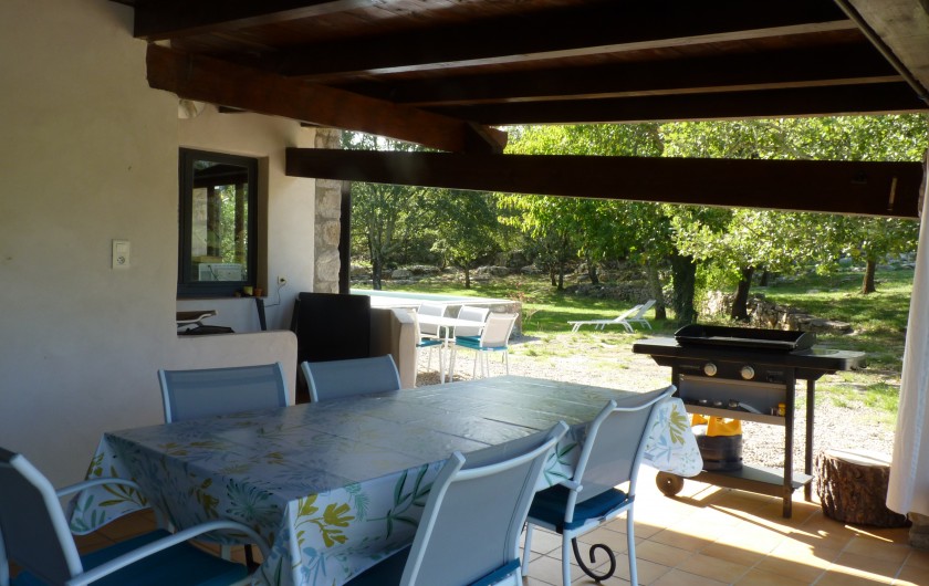 Location de vacances - Villa à Labeaume - coin repas ombrage avec sa plancha