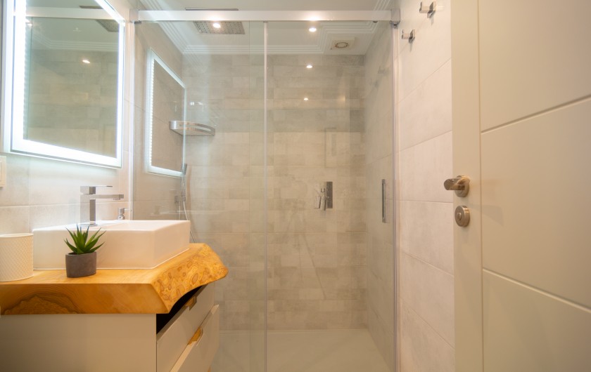 Salle de bain, avec une cabine de douche à l'italienne