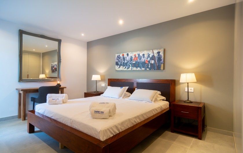 Location de vacances - Chalet à Marbella - Chambre à coucher avec grande armoire et lit double