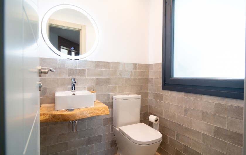 Location de vacances - Chalet à Marbella - Toilettes de service avec lavabo, miroir et fenêtre