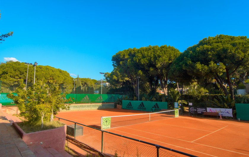 Location de vacances - Chalet à Marbella - Le Royal Tennis Club se trouve à seulement 700 mètres de la villa.