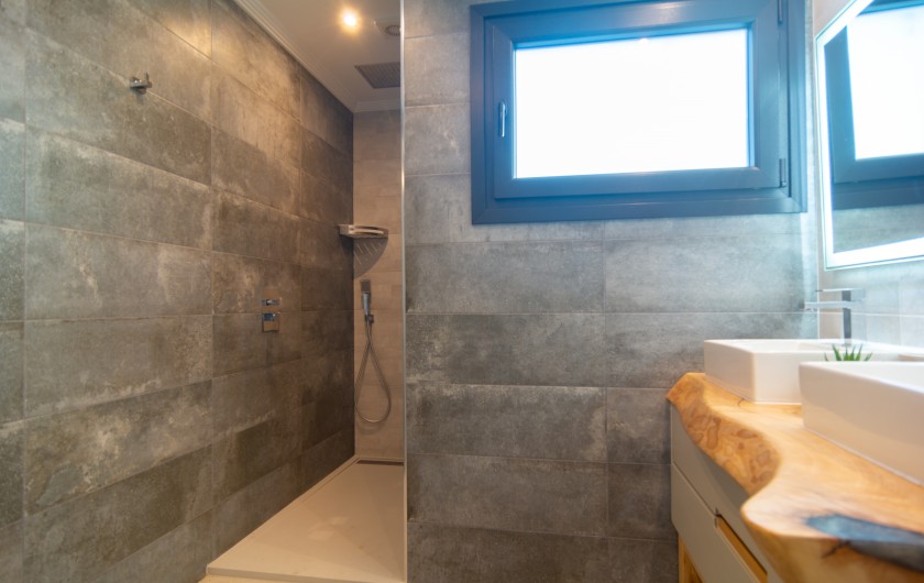 Location de vacances - Chalet à Marbella - La salle de bains attenante est équipée d'une baignoire