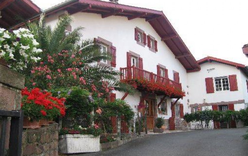 Location de vacances - Gîte à Saint-Étienne-de-Baïgorry - Façade de la maison Arretxenea