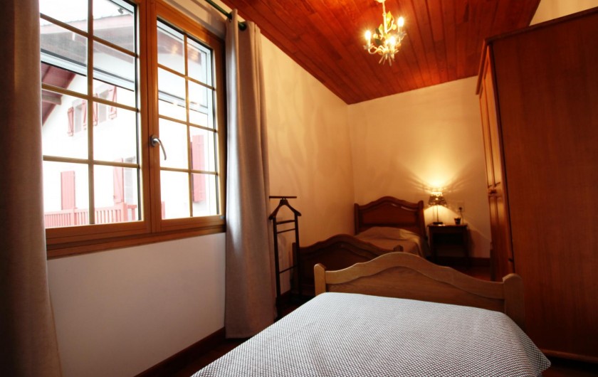 Location de vacances - Gîte à Saint-Étienne-de-Baïgorry - chambre étage 2 lits en 90