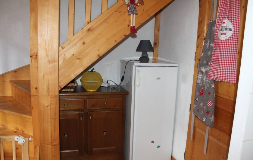 Location de vacances - Appartement à Saint-Sorlin-d'Arves - coin cuisine sous escalier