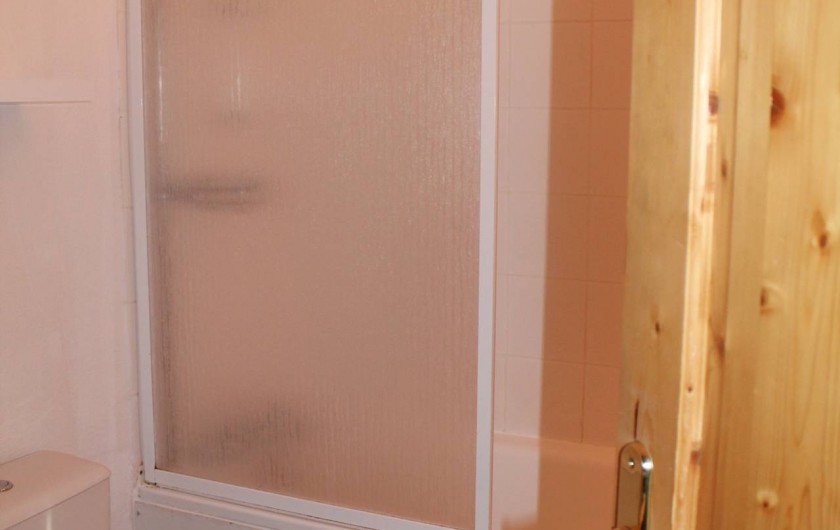 Location de vacances - Appartement à Saint-Sorlin-d'Arves - salle de bains/baignoire-wc à l'étage.