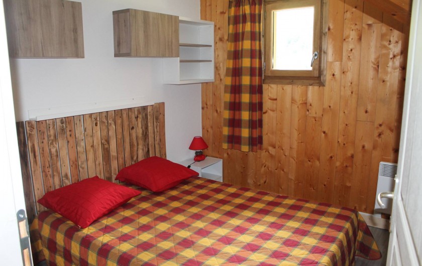 Location de vacances - Appartement à Saint-Sorlin-d'Arves - chambre 3 étage 1 lit 140/190 + 1 lit bébé parapluie