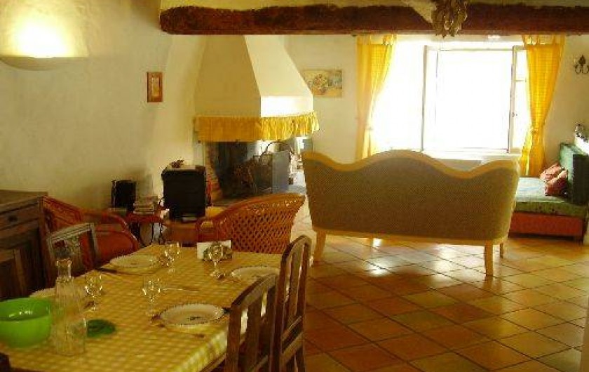 Location de vacances - Gîte à Carcassonne - SALLE  A MANGER  coin salon au fond