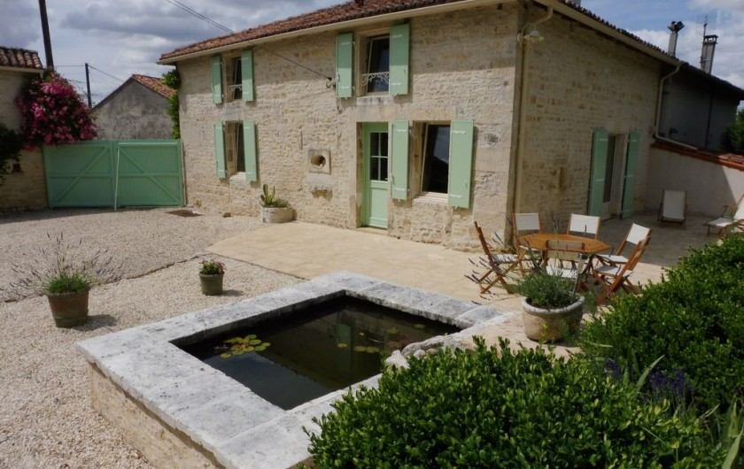 Location de vacances - Villa à Cellefrouin - FAÇADE SUD AVEC BASSIN SECURISABLE POUR LES PETITS