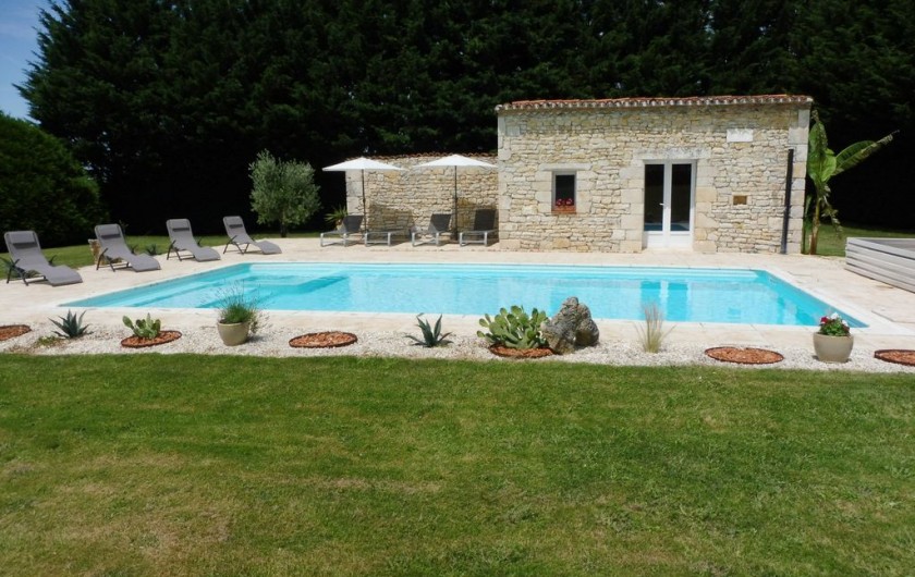 Location de vacances - Villa à Cellefrouin - PISCINE, SOLARIUM ET LOCAL