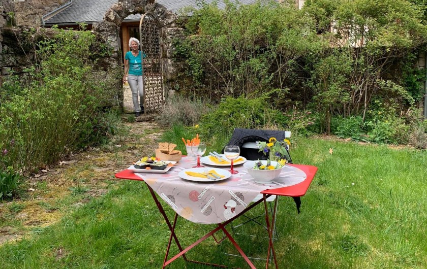 Location de vacances - Chambre d'hôtes à Saint-Laurent-de-Lévézou - Table d'hôtes au jardin