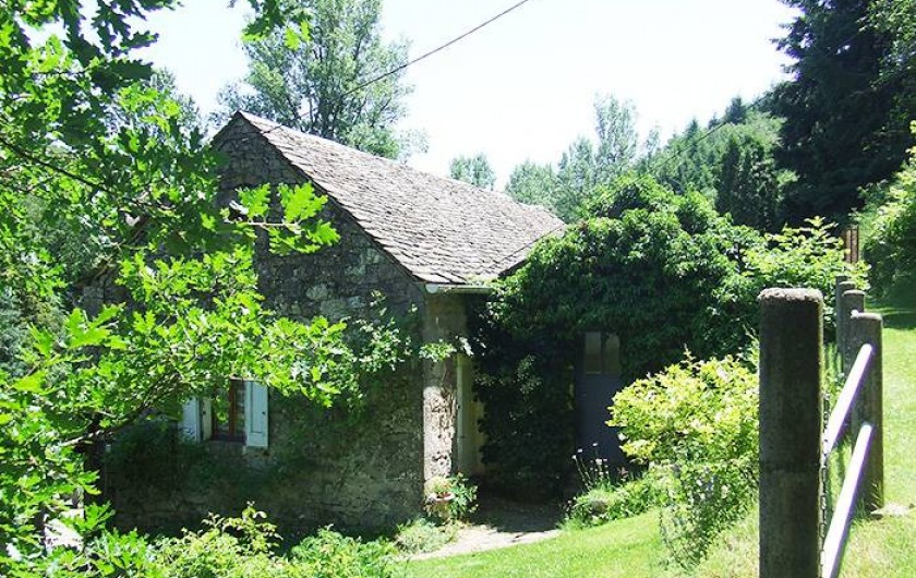 Location de vacances - Chambre d'hôtes à Saint-Laurent-de-Lévézou - Accès Chambre du Jardin