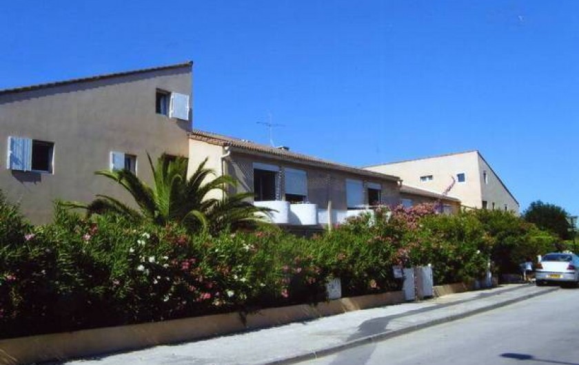 Location de vacances - Appartement à Hyères - Résidence Le Saint Nicolas On aperçoit notre fenêtre au milieu de la façade.