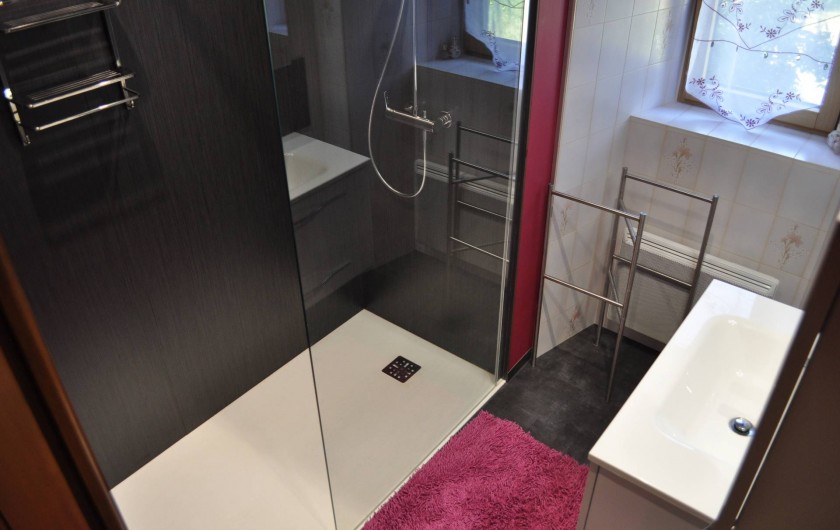 Location de vacances - Gîte à Saint-Flour - salle d'eau - douche