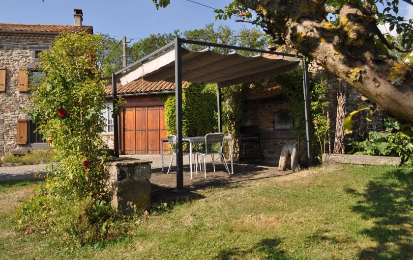 Location de vacances - Gîte à Saint-Flour - terrasse avec pergola