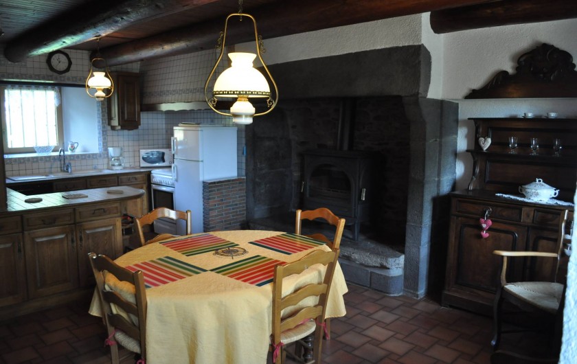 Location de vacances - Gîte à Saint-Flour - coin repas avec cheminée