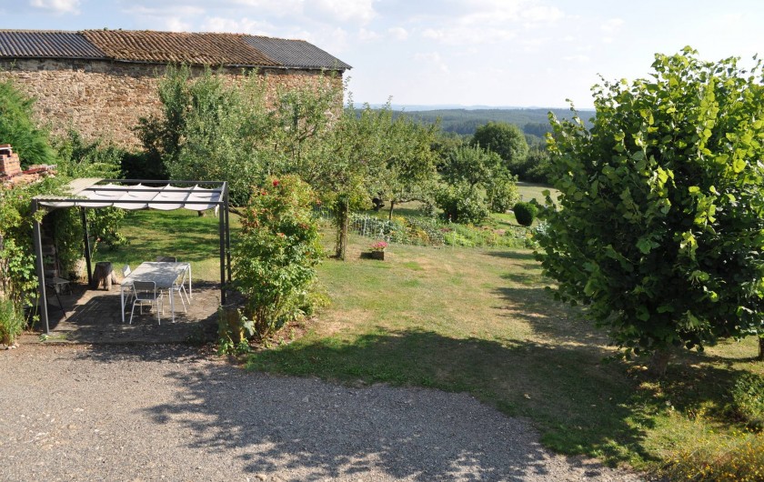Location de vacances - Gîte à Saint-Flour - vue terrasse et jardin