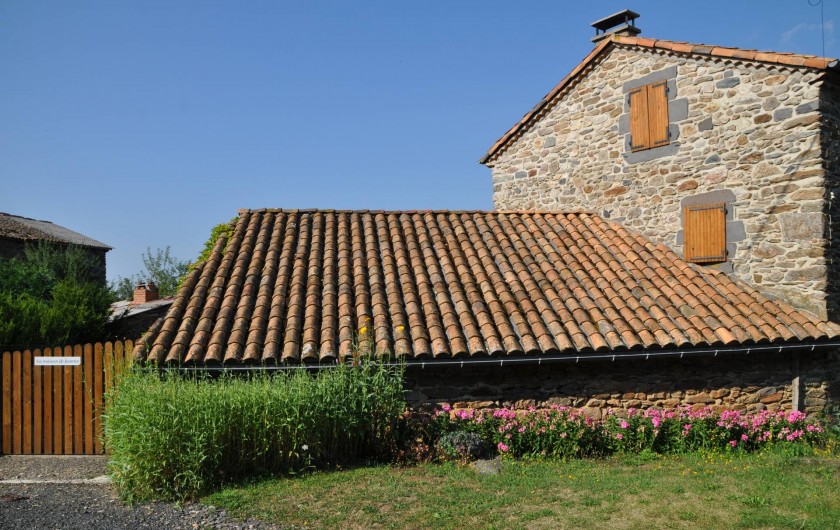 Location de vacances - Gîte à Saint-Flour - arrière du gîte et parking - nord