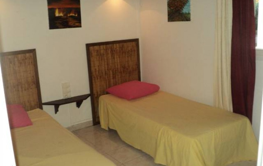 Location de vacances - Gîte à Bois De Nèfles - Chambre 2 = 2 lits 90X190 + armoire