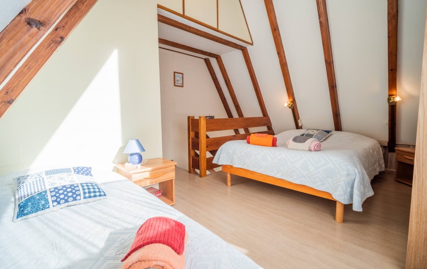 Location de vacances - Gîte à Kaysersberg - La chambre à l'étage avec 1 grand lit 2 personnes et 1 lit 1 personne