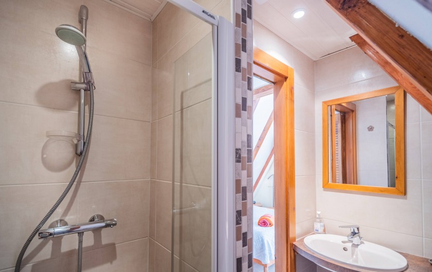 Location de vacances - Gîte à Kaysersberg - Salle d'eau (douche et lavabo et machine à laver)