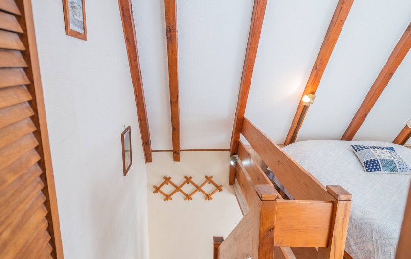 Location de vacances - Gîte à Kaysersberg - Escalier pour aller à la chambre