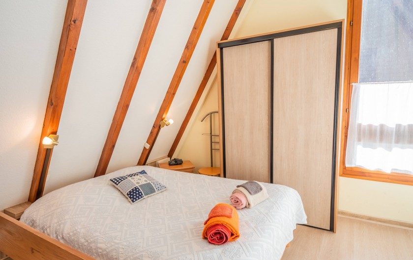 Location de vacances - Gîte à Kaysersberg - Le lit 2 personnes et l'armoire