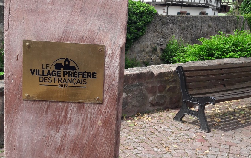 Location de vacances - Gîte à Kaysersberg - Plaque du "village préféré des Français 2017"