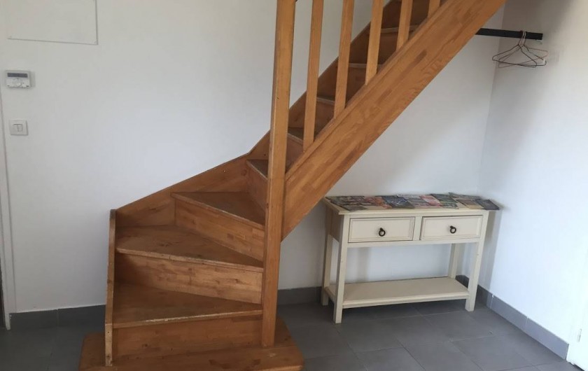 Location de vacances - Maison - Villa à Souvigny-de-Touraine - Montée à l'étage avec espace documentation touristique