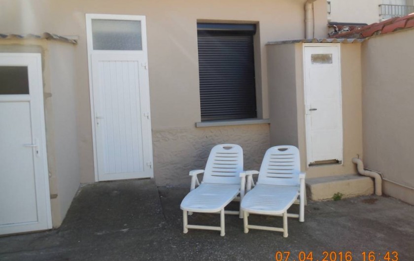 Location de vacances - Villa à Argelès Plage - wc extérieur ainsi que douche