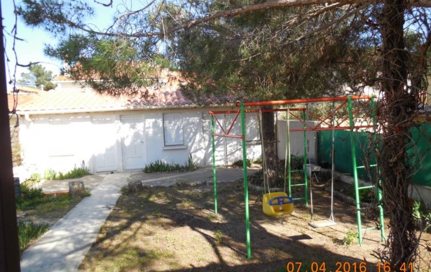 Location de vacances - Villa à Argelès Plage - jardin avec balançoire