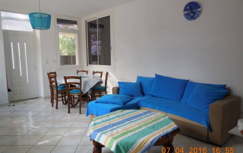 Location de vacances - Villa à Argelès Plage - Séjour pièce trés éclairée comprenant 5 fenêtres