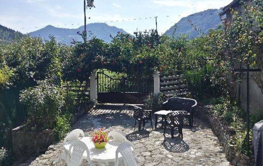 Location de vacances - Maison - Villa à Allevard - cour en étè