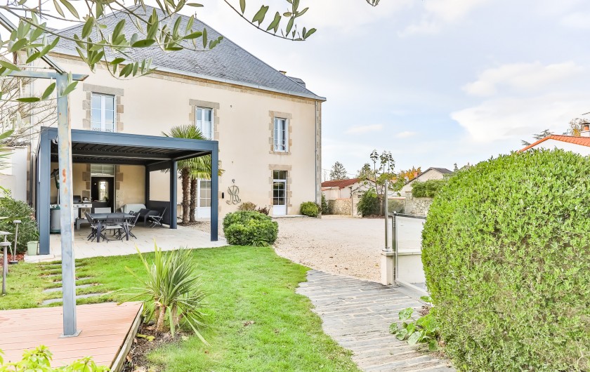 Location de vacances - Chambre d'hôtes à Les Herbiers - Terrasse - Cours