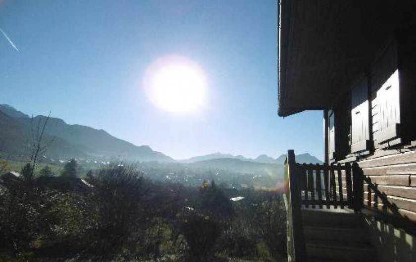 Location de vacances - Chalet à Menthon-Saint-Bernard - une des façades du chalet avec ensoleillement optimal