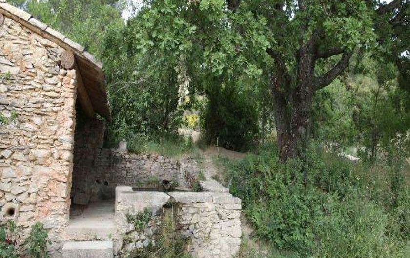 Location de vacances - Gîte à Saint-Saturnin-lès-Apt - Le lavoir
