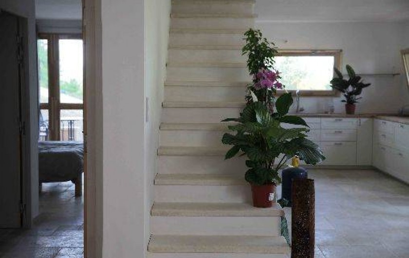 Location de vacances - Gîte à Saint-Saturnin-lès-Apt - Escalier vers les chambres