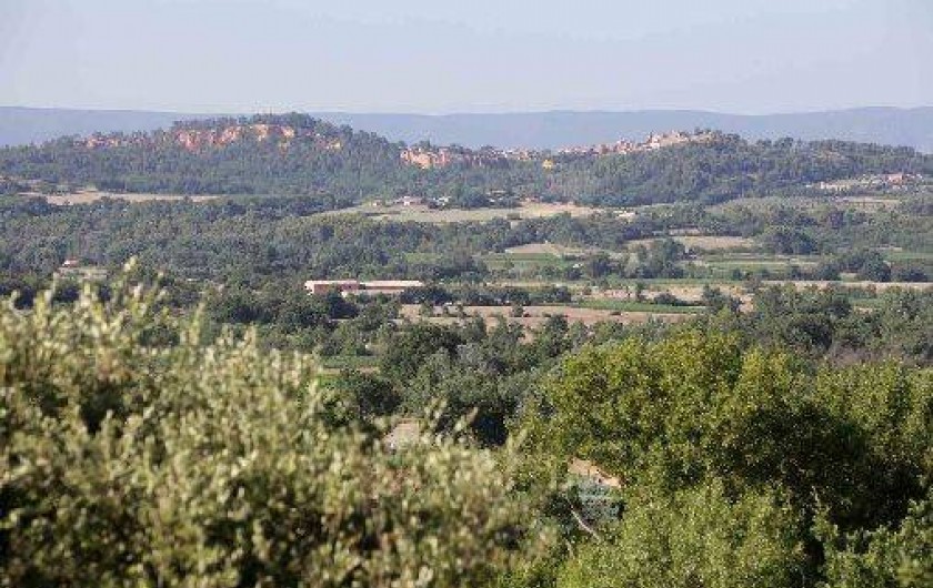 Location de vacances - Gîte à Saint-Saturnin-lès-Apt - vue sur Roussillon