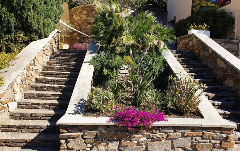 Location de vacances - Studio à Le Lavandou - Escalier d'accès au logement