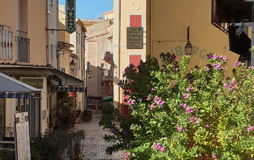 Location de vacances - Studio à Le Lavandou - Rue et restaurants dans la vieille ville