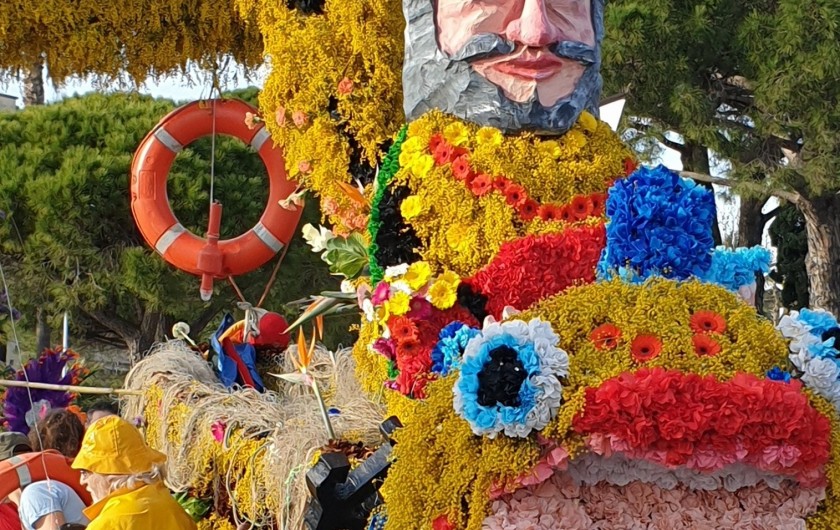 Location de vacances - Studio à Le Lavandou - Corsos fleuris en février et en mars