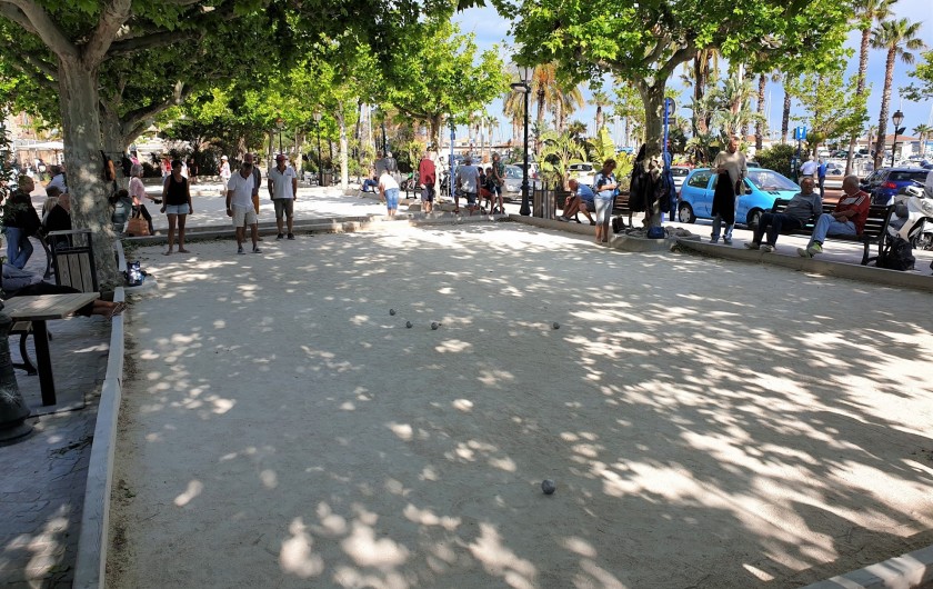 Location de vacances - Studio à Le Lavandou - Pétanque sur le bord de mer