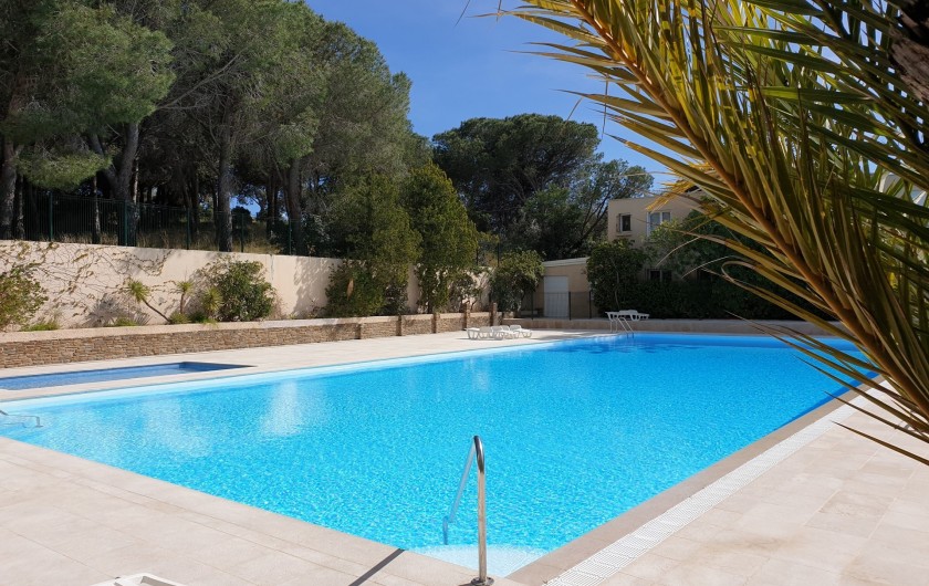 Location de vacances - Studio à Le Lavandou - Piscine de 25 m avec escalier. Pataugeoire pour enfants