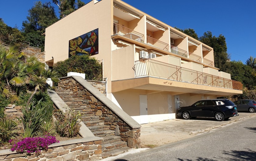 Location de vacances - Studio à Le Lavandou - bâtiment et parking