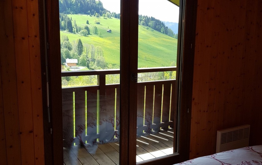 Location de vacances - Appartement à Le Grand-Bornand - Chambre des parents avec son balcon privatif 2/2