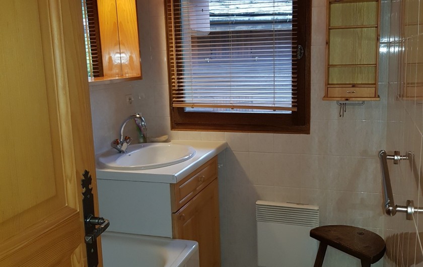Location de vacances - Appartement à Le Grand-Bornand - Salle de bain à l' étage des chambres