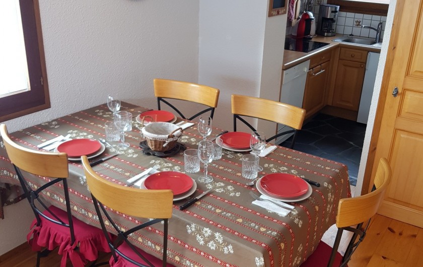 Location de vacances - Appartement à Le Grand-Bornand - Salle à Manger 1/2